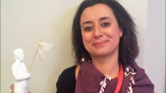 L’activiste marocaine Ibtissame Lachgar tenait son prix « One Law For All » (« Une loi pour tou-te-s ») lors de la Conférence laïque tenue à Londres en novembre 2018. 