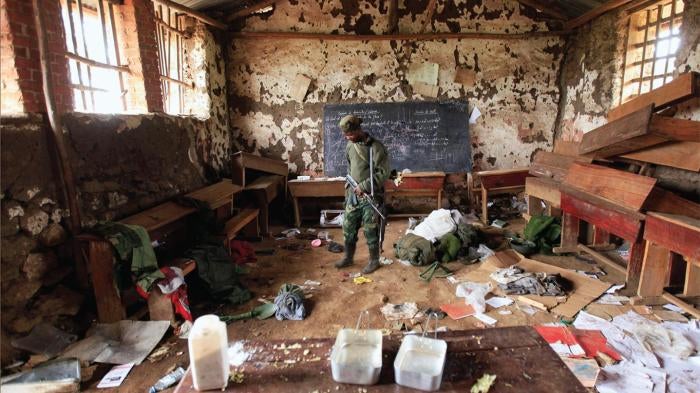 Un combattant rebelle congolais dans la salle de classe d’une école abandonnée