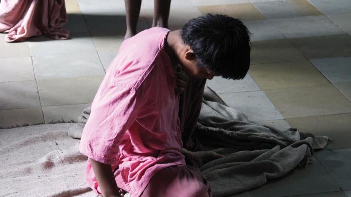 A resident sits on the floor in the women’s ward of Thane Mental Hospital, a 1,857-bed facility in the suburbs of Mumbai. © 2013 Shantha Rau Barriga/Human Rights Watch