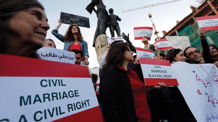 نشطاء يحملون لافتات خلال مظاهرة تطالب بالزواج المدني في لبنان، في فبراير/شباط 2013. لا يوجد حاليا قانون مدني للأحوال الشخصية في لبنان