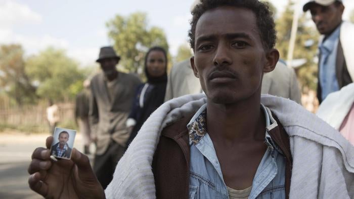 Mersen Chala montre une photo de son frère, Dinka, tué la veille par les forces de sécurité éthiopiennes dans le village de Yubdo (région d'Oromia), à une centaine de kilomètres d'Addis-Abeba. Décembre 2015. 