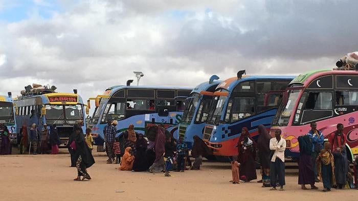 Des réfugiés somaliens attendent de monter dans des bus qui les rapatrieront en Somalie, après l'annonce par le gouvernement du Kenya de la fermeture des camps de réfugiés de Dadaab.