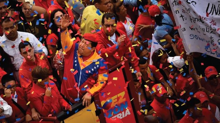 El 11 de junio de 2012, el Presidente Hugo Chávez saluda a sus partidarios el día en el cual registró su candidatura para la reelección en Caracas, Venezuela. 
