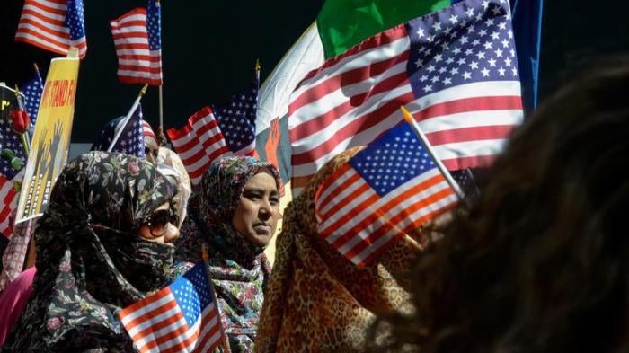 民众举著美国国旗参加一年一度的穆斯林日大游行，纽约曼哈顿，2016年9月25日。