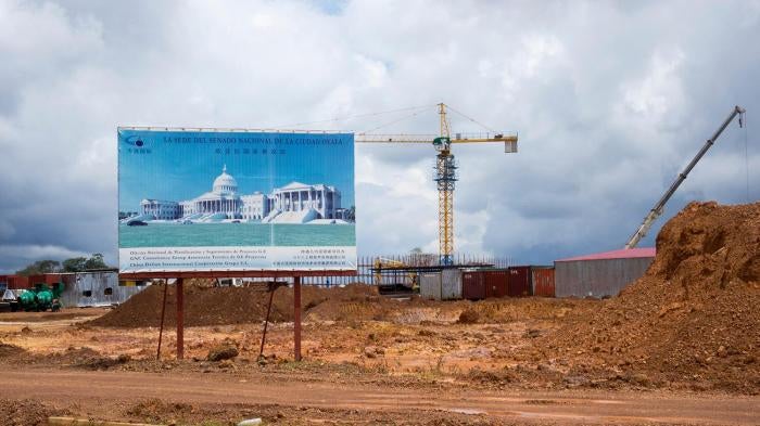 Un chantier de construction à Oyala, en Guinée équatoriale, futur « site du Sénat national » comme l’indique le panneau.