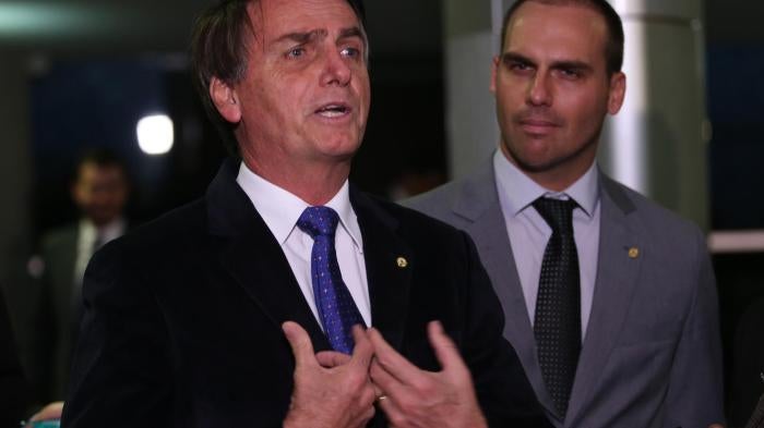 Os deputados Jair Bolsonaro e Eduardo Bolsonaro falam com a imprensa.