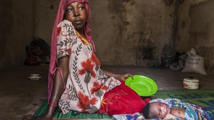 Une Nigériane et son nouveau-né après leur refoulement du Cameroun, photographiés en juin 2017 dans le camp militarisé pour personnes déplacées situé à Banki, dans le nord-est du Nigeria. Au début du mois de septembre 2017, une attaque de Boko Haram a tué