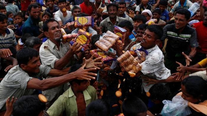 罗兴亚难民争领人道组织发放食物，孟加拉，库图巴朗，2017年9月9日。