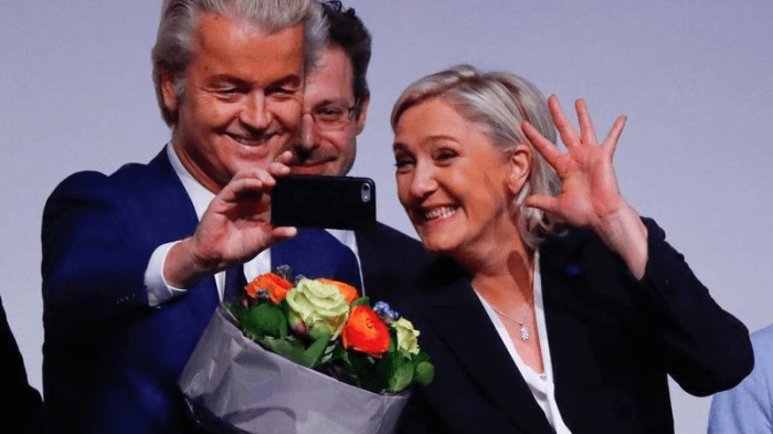 Die Parteichefs der französischen Front National, Marine Le Pen, und der niederländischen Partei für die Freiheit (PVV), Geert Wilders, machen bei einem Treffen führender Rechtsaußen-Politiker zur Europäischen Union ein Selfie, Koblenz, Deutschland, 21. J