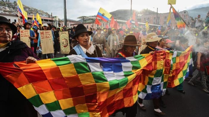 Miembros de comunidades indígenas llegan a Quito tras haber marchado durante diez días en protesta contra iniciativas legislativas sobre minería y agua.