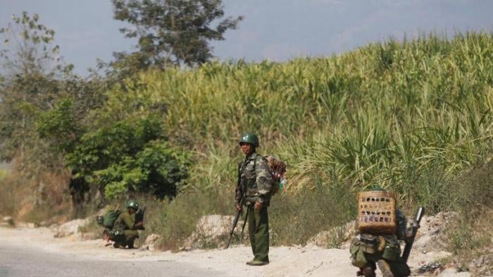 Myanmar army soldiers take positions near Laukkai, February 17, 2015.
