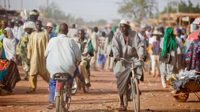 Des personnes circulent à Djibo, dans la province du Soum située dans la région administrative du Sahel au Burkina Faso, un jour de marché. 