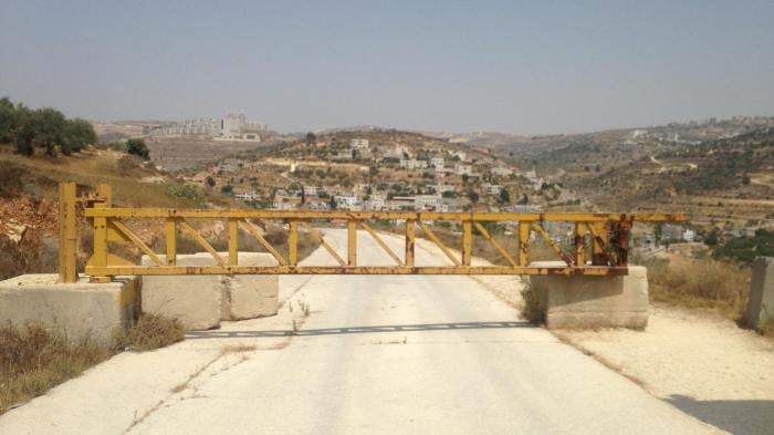 طريق قرب مستوطنة دوليف الإسرائيلية، حيث تمنع هذه البوابة الفلسطينيين من قرية عين قنية من الوصول بسياراتهم إلى الطريق الرئيسية. © 2017 هيومن رايتس ووتش  