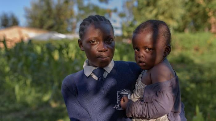 « Evelina », 17 ans, avec « Hope », sa fille de 3 ans, dans le comté de Migori, dans l’ouest du Kenya. 