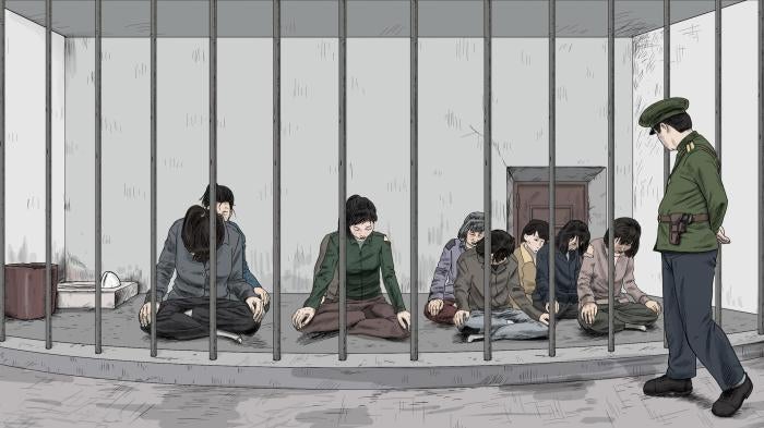 보안성이 운영하는 구류장에서 여성 수감자들이 바닥에 앉은 자세로 대기하고 있다. 구류장과 집결소에서는 일반적으로 수감자들에게 이 자세를 강요한다. 
