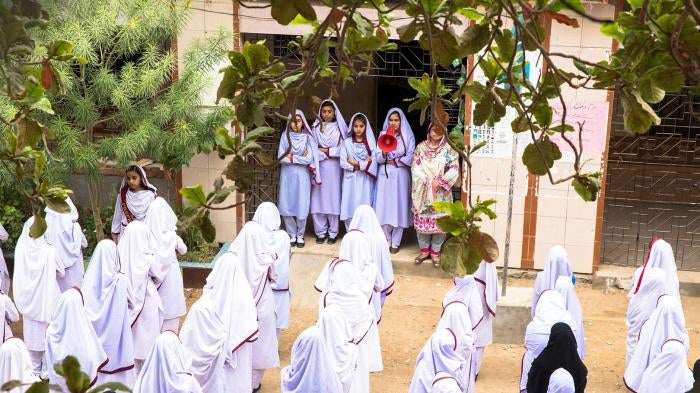 گورنمنٹ گرلز ثانوی سکول لیاری جو کہ کراچی کے نواح میں واقع ہے میں طالبات صبح کی ورزش کرتے ہوئے۔