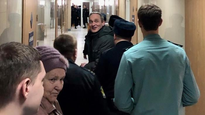 Dennis Christensen, citoyen danois et adepte des Témoins de Jéhovah, photographié dans un couloir du Tribunal du District de Zheleznodorzhy à Orel, en Russie, le 28 janvier 2019.
