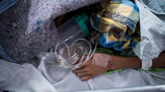 Paciente venezuelano com desnutrição grave, em uma cama de hospital em Cúcuta, Colômbia. 26 de julho de 2018.