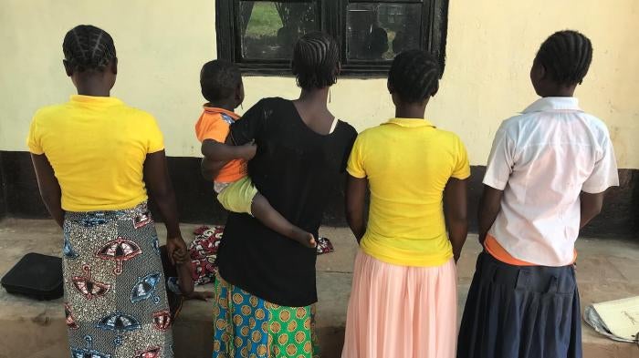 Quatre adolescentes congolaises ayant survécu à une attaque menée en décembre 2016 contre leur école dans le territoire de Kazumba, dans la province du Kasaï-Occidental en RD Congo. Cette photo a été prise presque deux ans plus tard, en octobre 2018.