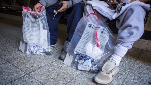 Dos solicitantes de asilo, uno de El Salvador y otro de Honduras, esperan dentro de una casa de migrantes en la ciudad de Guatemala después de haber sido enviados a Guatemala desde Estados Unidos el martes 3 de diciembre de 2019, en virtud de un "acuerdo de cooperación en materia de asilo" entre los dos países.
