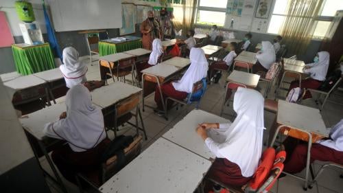 Des écolières suivent un cours dans une école publique à Padang, dans l'ouest de l’île  de Sumatra, en Indonésie, en janvier 2021.