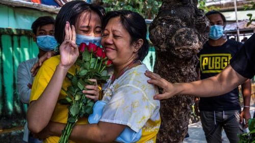 Протестующая, освобожденная из тюрьмы после трех недель заключения, воссоединяется со своей матерью в Янгоне, Мьянма, 24 марта 2021 года. 