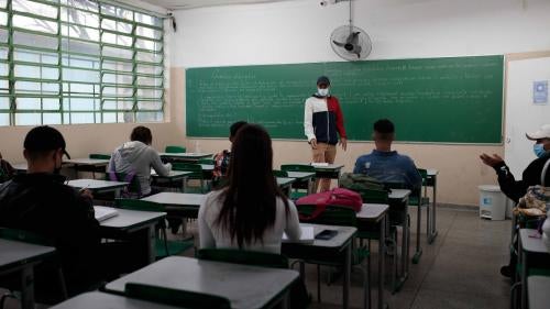 Um professor fala com seus estudantes durante uma aula em uma escola pública em São Paulo, Brasil, 18 de outubro de 2021. 