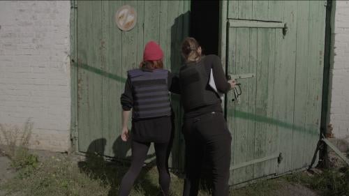 Los investigadores abren las puertas del garaje que fue utilizado por las fuerzas rusas como cámara de tortura