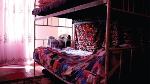 Кровати в убежище для женщин на юге Кыргызстана