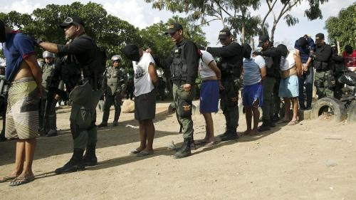 Militares venezolanos detienen a hombres que supuestamente tendrían vínculos con un grupo paramilitar durante una redada de la OLP en el estado de Táchira, Venezuela