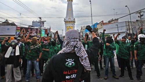 Satu kelompok yang menentang komunitas Lesbian, Gay dan Transjender (LGBT) sedang bersiap untuk menghadapi kelompok pro-LGBT yang melakukan protes tandingan di Monumen Tugu, Yogyakarta, pada 23 Pebruari.