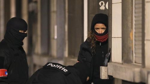 De Belgische federale politie kamt de Brusselse gemeente Schaarbeek uit in de nasleep van de aanslagen van 22 maart 2016 in de stad.