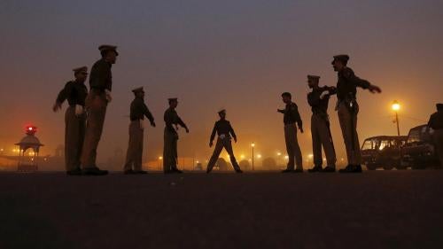 नयी दिल्ली, भारत में पुलिस अधिकारी, जनवरी 2016  भारत में पुलिस पर अक्सर उत्पीड़न की जवाबदेही से अपने साथियों को बचाने का इल्जाम लगाया जाता है.