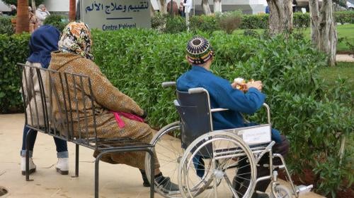 مرضى وأقاربهم ينتظرون خارج المعهد الوطني للأنكولوجيا في الرباط، المغرب.