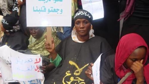 امرأة في ندوة أقامتها مبادرة "لا لقهر النساء" للاحتجاج على قوانين النظام العام تضامناً مع الصحفية لبنى حسين، التي تمت محاكمتها بسبب ارتدائها بنطلوناً. أغسطس