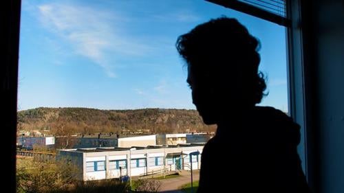 Tekle S., en 16-årig pojke från Eritrea, tittar ut genom fönstret i sitt gruppboende i Göteborg. 