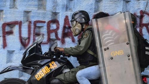 Un manifestante es detenido por la Guardia Nacional durante una manifestación contra el gobierno en Caracas el 27 de julio de 2017. 
