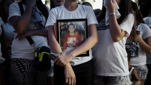 The sister of Jefferson Bunuan carrying his photo as they prepare to take his body to Manilla South Cemetery. August 1, 2016.