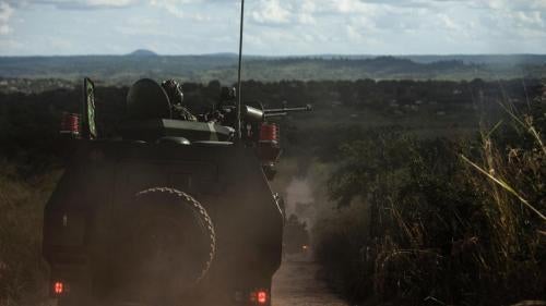Veículos do exército moçambicano patrulham estradas na região de Gorongosa, no centro de Moçambique, em Maio de 2016.