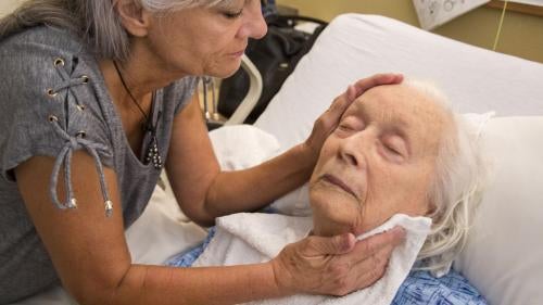 莲诺拉・克莱恩（Lenora Cline），88岁，入住安养中心多年。她患有阿兹海默症。