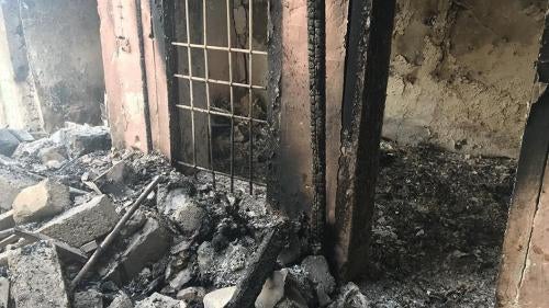 بقايا محترقة من غرفة في منزل مدمر في مدينة الموصل القديمة، بعد قيام السلطات بإزالة حوالي 80 جثة، 4 أبريل/نيسان 2018. © 2018 بلقيس واللي/هيومن رايتس ووتش