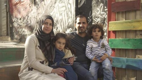 امرأة أردنية وزوجها السوري وطفلاها، اللذان ولدا في الأردن وليسا مواطنين، في عمان بالأردن. 9 فبراير/شباط 2018. 