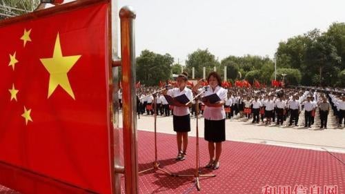 أكثر من  10 آلاف طالب ومعلم في هوتان يعلنون الولاء لـ "الوطن" خلال مراسيم جماعية.