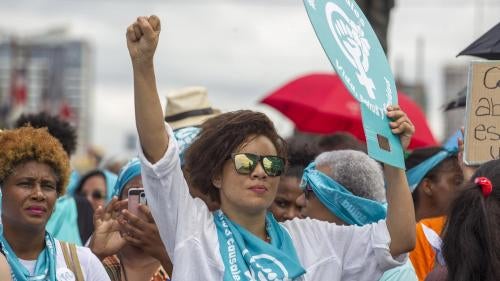 Un grupo de personas participan en una marcha en Santo Domingo por la despenalización del aborto en tres circunstancias.