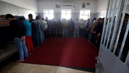 مراهقون يقفون داخل زنزانة في "إصلاحية النساء والأطفال" في دهوك، شمال العراق، 12 فبراير/شباط 2017. رويترز/أزاد لشكري 