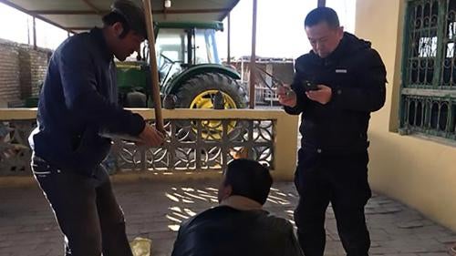 新疆警察学院网页图片，公安人员在新疆喀什地区喀格勒克（又名叶城）收集村民信息。