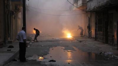 Al menos cuatro submuniciones incendiarias arden en el suelo de una estrecha calle en el vecindario al-Mashhad de la ciudad de Alepo oriental, controlada por la oposición, inmediatamente después de un ataque con armas incendiarias ocurrido el 7 de agosto de 2016.