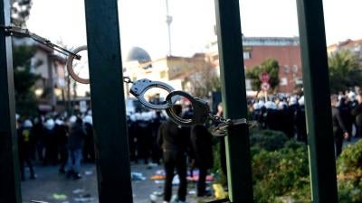 During student protests against President Erdoğan’s appointment of a rector to Boğaziçi University, police used handcuffs to keep the campus gate shut in Istanbul, Turkey, January 4, 2021