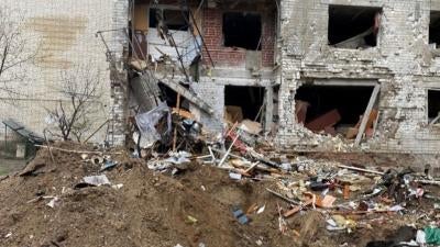 Вирва від вибуху і пошкодження житлових будинків внаслідок атаки Росії 3 березня 2022 року на вулиці Чорновола, місто Чернігів, 19 квітня 2022 року. 