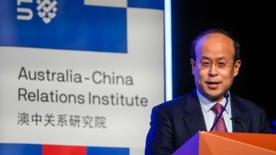 hina's Ambassador to Australia, Xiao Qian, gives an address at the University of Technology in Sydney
